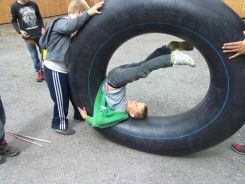 Kinder bei einer lustigen Übung des Outdoortrainings