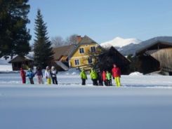 Kinder bei Outdoortraining im Schnee