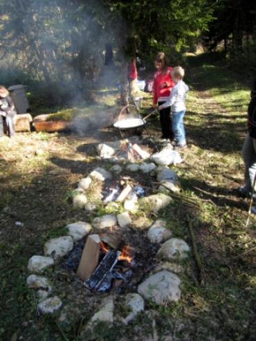 Kinder kochen in der Natur